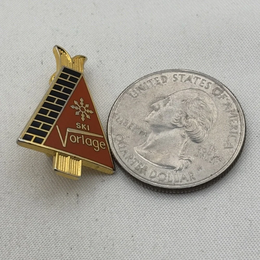 Ski Vorlage Resort Wakefield Quebec Canada Vintage Enamel Lapel Hat Pin Gold